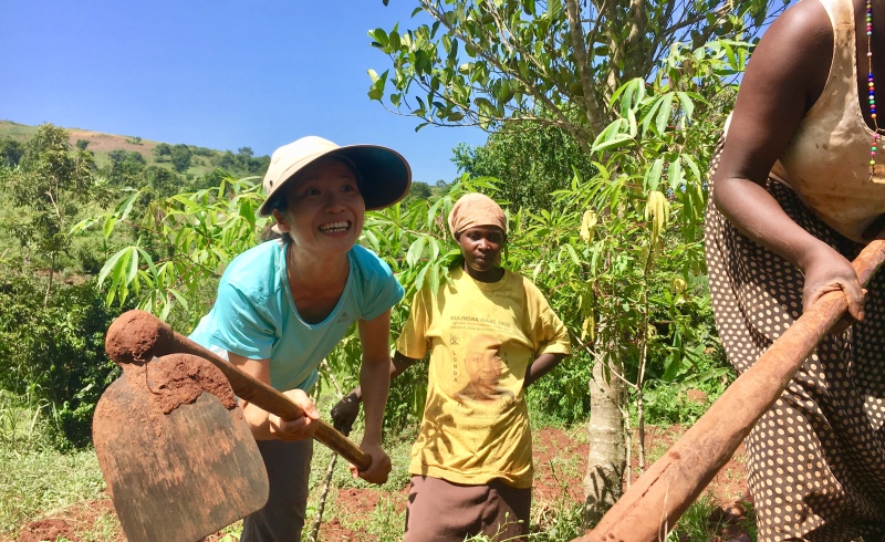 volunteer on a farm with ugandan women